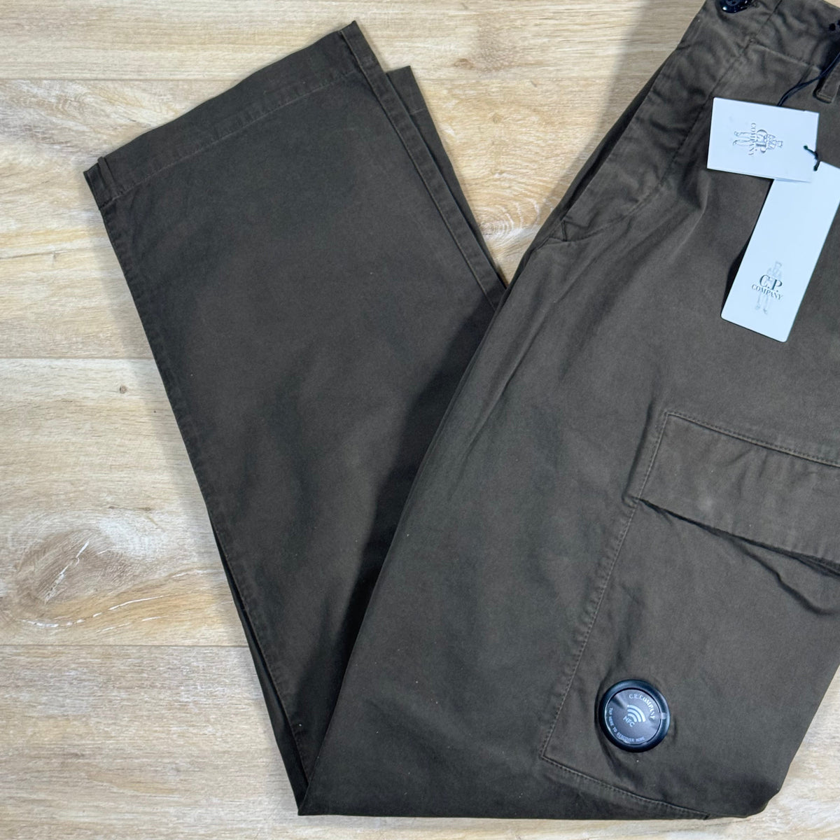 C.P. Company Stretch Sateen Lens Cargo Pants in Ivy Green